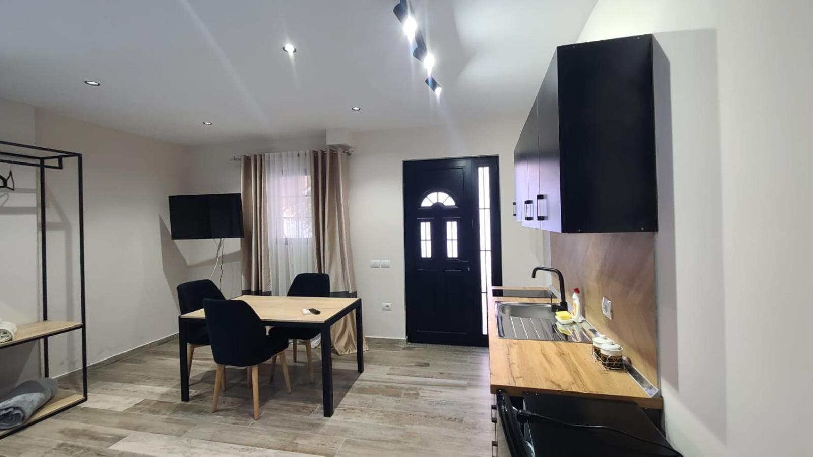Guest House Tian & Hojz Durres Exterior photo
